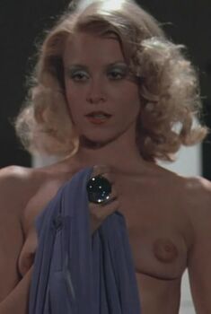 Голая Симона Гриффет в фильме «Смертельная гонка», 2008