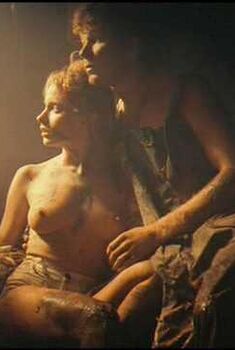 Голая Синтия Вуд в фильме «Апокалипсис сегодня», 1979