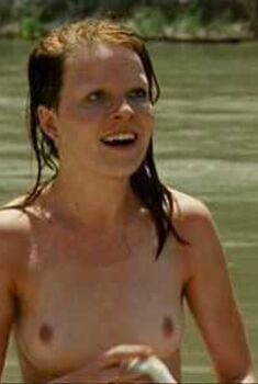Голая Синье Эгхольм Олсен в фильме «В диких условиях», 2007