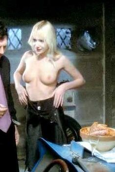 Голая Соланж Блондо в фильме «Большая жратва», 1973