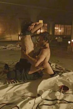 Голая Соня Кински в фильме «Тёмные сердца», 2014