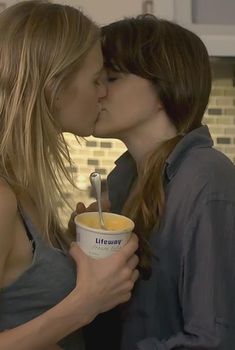 Голая Сорел Кэрредин в фильме «Счастливо печальные», 2013