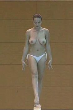 Голая Сорина Унгуряну в фильме «Золото дураков», 2008