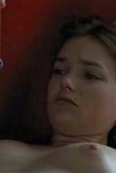 Голая Софи Куинтон в фильме «Я знаю, кто убил меня», 2007