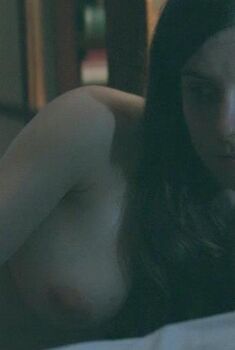 Голая Софи Такал в фильме «Божий карман», 2014