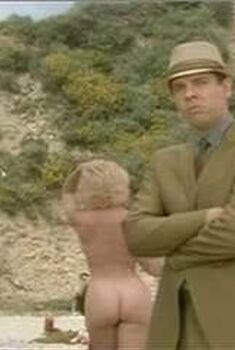 Голая Стефани Андерсон в фильме «Девушка из календаря», 1993