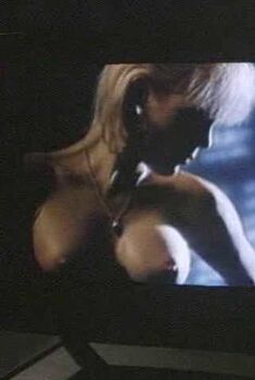 Голая Стефани Уорнер в фильме «Химия тела», 1990