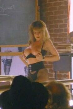 Голая Стефани Харди в фильме «В постели с вампиром», 1992