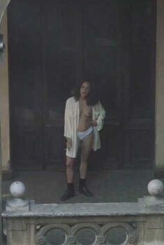 Голая Су Гарай в фильме «Запределье», 2006