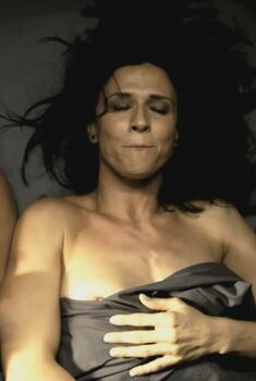 Голая Сузана Поусз в фильме «Истребитель зомби», 2011