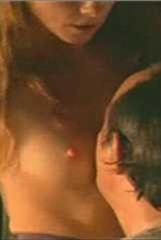 Голая Суки Кайзер в сериале «Пистолет мертвеца», 1997