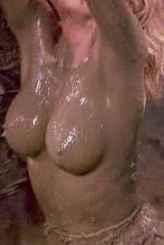 Голая Сью Баузер в фильме «Добровольцы поневоле», 1981