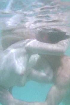 Голая Сью Ллойд в фильме «Сука», 2013