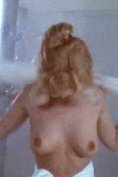 Голая Сьюзэн Кигер в сериале «Агенты Щ.И.Т.», 2013