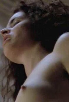 Голая Сьюзэн Линч в фильме «Нора», 2000