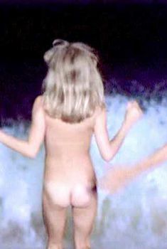 Голая Сьюзэн Плейер в фильме «Пляж Малибу», 1978