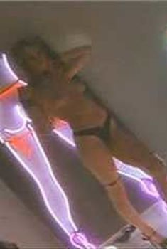 Голая Сьюзэн Хейл в фильме «Андромина. Планета наслаждения», 1999