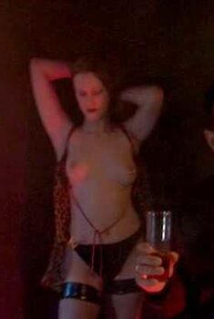 Голая Сьюзэн Хейл в фильме «Торговцы сексом», 2005