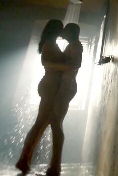 Голая Сэверн Томпсон в сериале «Спираль», 2014