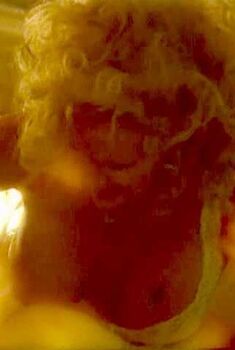 Голая Сэлли Кёркленд в фильме «Голод», 2008