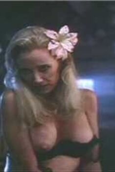 Голая Сэлли Кёркленд в фильме «Холодные ноги», 1989