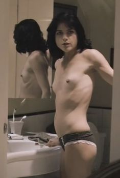 Голая Сэльма Блэр в фильме «Дубликаты», 2012