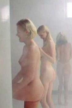 Голая Сэнди Васко в фильме «Это классно!», 2006