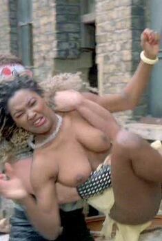 Голая Сэнди Гриззл в фильме «Жажда смерти 3», 1985