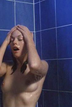 Голая Сюзанн Бридэм в фильме «Врата ада», 2000