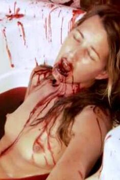 Голая Сюзанн Ланза в сериале «Декстер», 2006