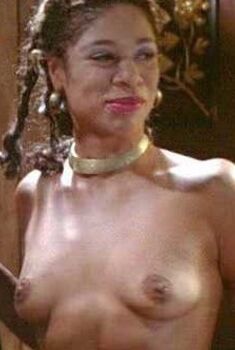 Голая Сюзанн Мари в фильме «Опасное трио», 1997