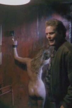 Голая Т.С. Уорнер в фильме «Искусство умирать», 1991