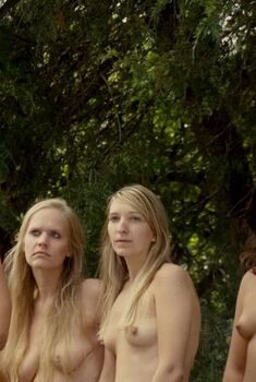 Голая Табата Минчью в фильме «Жажда странствий», 2012