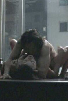 Голая Танди Пурен в фильме «Просто, как смерть», 2004