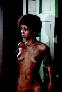 Голая Таня Бойд в фильме «Чёрный шампунь», 1976