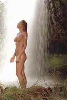 Голая Таня Робертс в фильме «Шина – королева джунглей», 1984