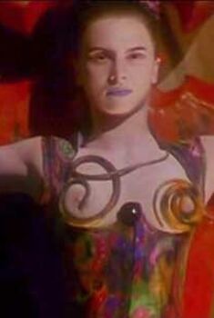 Голая Тара Морис в фильме «Металлическая кожа», 1994