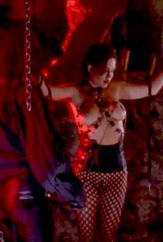 Голая Тейлор Ст. Клэр в фильме «Дом ночных грез», 1997