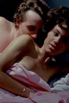 Голая Тереза Фарли в фильме «Размножители», 1986