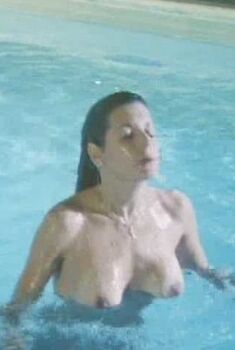 Голая Терри Конджи в фильме «Тени становятся черными», 1984