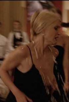 Голая Терри Энн Уэлики в фильме «Невидимка 2», 2006