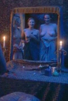 Голая Тиендра Дэмиен в фильме «Эмманюэль. Мечты и сновидения», 1994