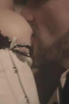 Голая Тинари Ван Вик-Лутс в сериале «Влюбленные женщины», 2011