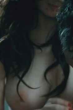 Голая Тициана Булдини в фильме «Незрелые», 2011