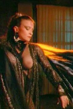 Голая Тони Алессандрини в фильме «Ум, тело и душа», 1992