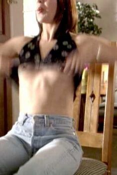 Голая Тоня Ричардсон в фильме «Я знаю, что вы снимали этим летом», 2000