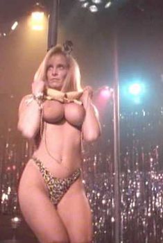 Голая Трэйси Берч в фильме «Танец со смертью», 1992