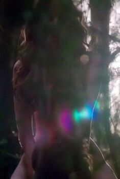 Голая Тэмзин Мёрчант в сериале «Салем», 2014