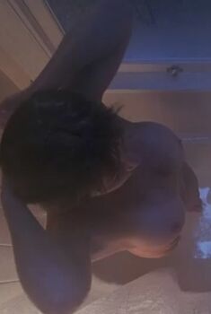 Голая Тэмми Моррис в фильме «Фредди против Джейсона», 2003