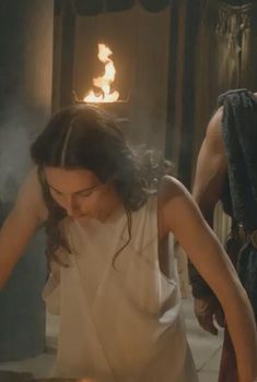 Голая Фанни Пльяр в сериале «Одиссея», 2013